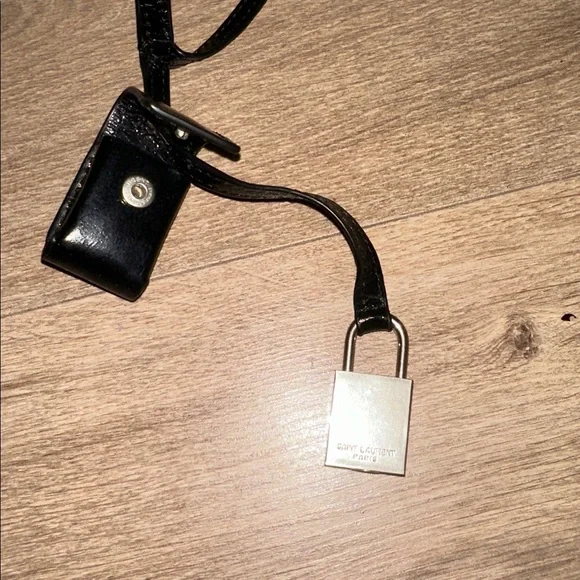 Saint Laurent Bag Leather Black Charm with lock - Picture 3 of 4